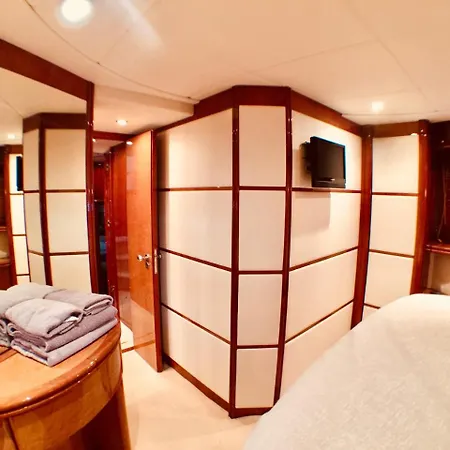 Πλωτό κατάλυμα Tropez Luxury Yacht