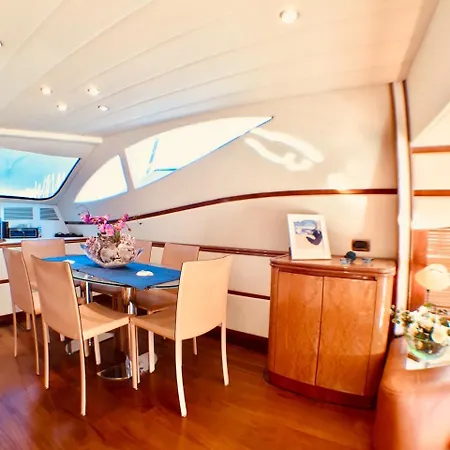 Tropez Luxury Yacht Πλωτό κατάλυμα *