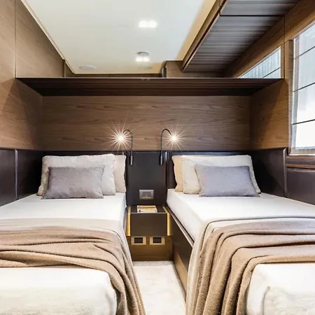 Πλωτό κατάλυμα Tropez Luxury Yacht *
