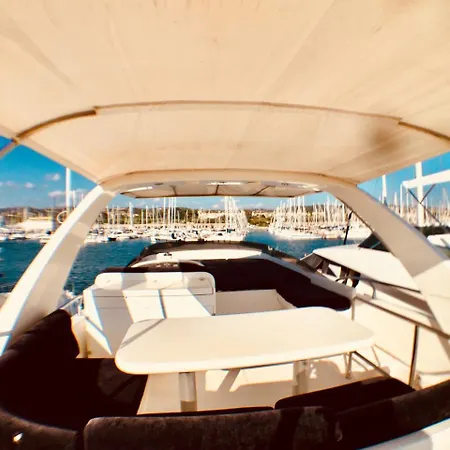 Πλωτό κατάλυμα Tropez Luxury Yacht